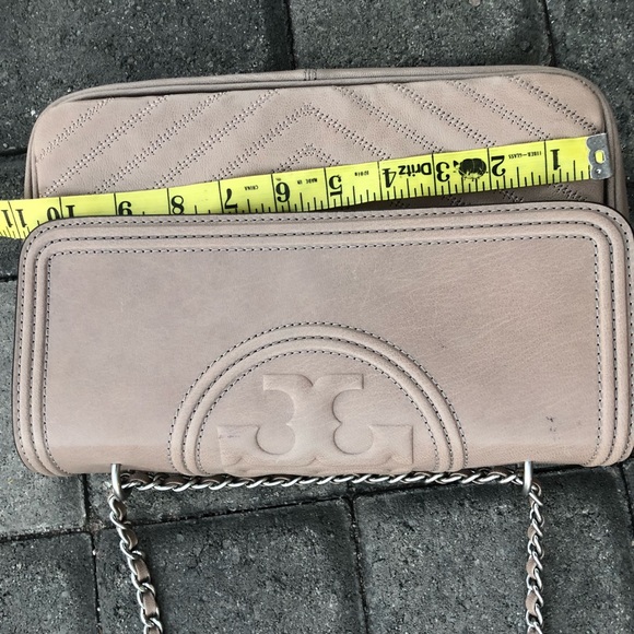 Tory Burch Fleming Distressed Flap Shoulder Bag - Picture 4 of 8